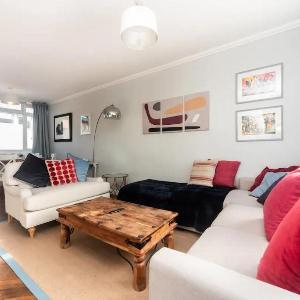 Pass the Keys Elegant Spacious Flat with Large Patio - Short Walk To Trains