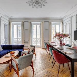 105-stylish parisian apartment in champs elysees