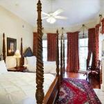 Jones Street! Walk to everything! Heart of Savannah's Historic District