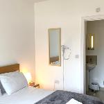 The great airport place-private bedrooms with private bathroom-1 Bus to Heathrow Airport-5 minutes b 