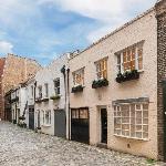 JOIVY Stylish 3 bed mews house with patio in Marylebone