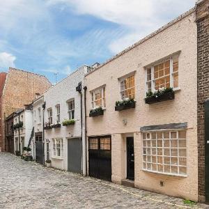 JOIVY Stylish 3 bed mews house with patio in Marylebone