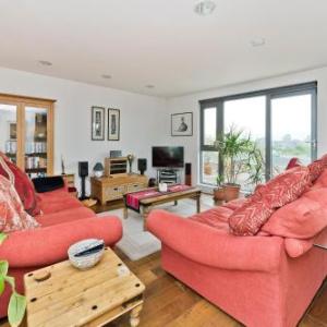 Superb apartment with terrace near the river in Putney by UnderTheDoormat