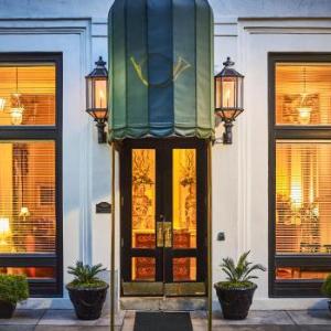 Hotels near Lucas Theatre - Planters Inn