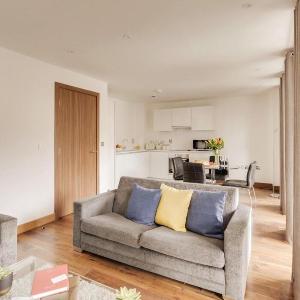 Two Bed Two Bath Apartment in Shoreditch Square