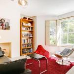 Stylish bright apartment w private garden London