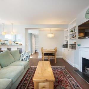 Attractive apartment with private patio in fashionable Fulham by UnderTheDoormat