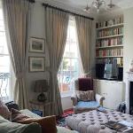 Comfortable 2 Bedroom Apartment in Lavish Holland Park with Balcony 