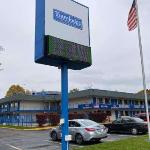 Howlin Moon Hotels - Americas Best Value Inn & Suites Grand Rapids