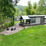 Farmhouse Tiny home with fishing Pond - Oak Cabin Gatlinburg