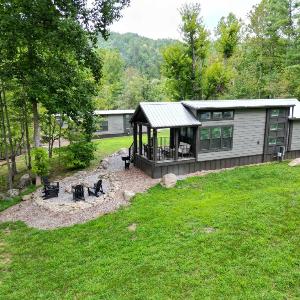 Farmhouse Tiny home with fishing Pond - Oak Cabin