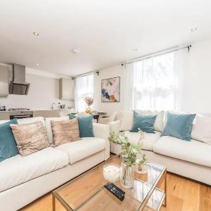 Stunning Spacious En-Suite Flat - 6 min to Trains -Pass The Keys