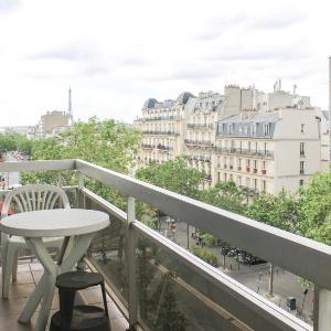 Nest with balcony overlooking the Eiffel Tower