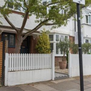 Stunning one bedroom flat with large terrace in Chiswick by UnderTheDoormat