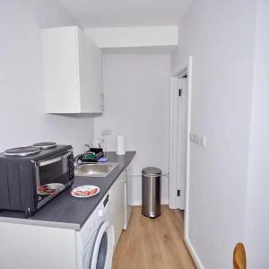 Ensuite Stylish Studio - 3 min to Trains - Pass The Keys