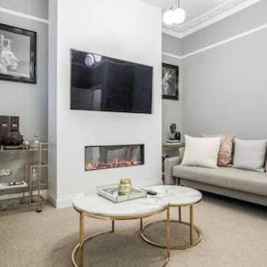 Beautiful refurbished 2bed2bath next to Hyde Park