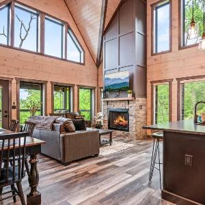 Smoky Bear Vista Brand New Luxury Cabin One Mile from Downtown Gatlinburg