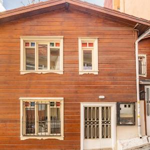 Historical Duplex Villa with Patio in Beyoglu