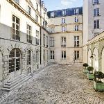 Classy Bourgeois - Chic 2 Bedroom Apt in Le Marais Paris