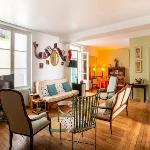 Vintage 2BD Apartment with Patio in Montmartre