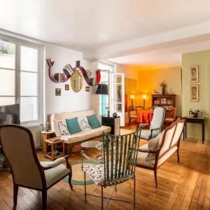 Vintage 2BD Apartment with Patio in Montmartre