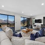 Panorama Views - with 2 car garage Queenstown 