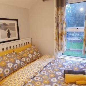 Four bedroom house with parking close to high st.