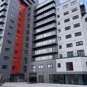 Skyvillion - London River Thames Top Floor Apartments by Woolwich Ferry Mins to London ExCel O2 Arena  London City Airport with Parking