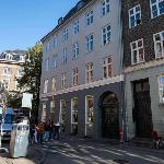 Spacious Apartment on Lively & Vibrant Street 