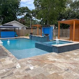 Luxury Retreat with Heated Pool Firepit Outdoor Cinema