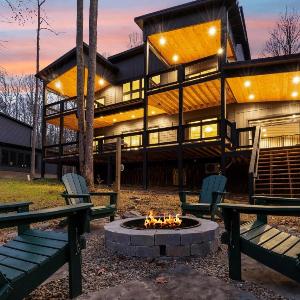 Splash Mountain Lodge Huge Cabin Indoor Pool Games Hot Tub Theater Room!!!