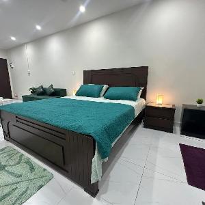 Modern Studio Apartment with Free Parking in B-17