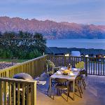 Red Peaks - Spacious stylish house with lake views