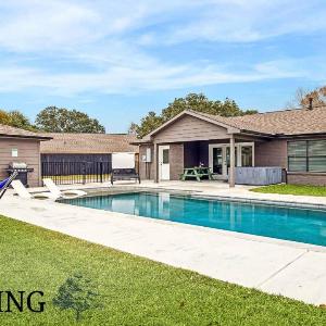 Beautiful 4Bd 3Ba Home with Pool Hot Tub & Cinema