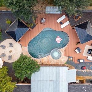 Bamboo Lagoon Poolside Firelight Jacuzzi and BBQ