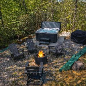 Smoky Ridge Retreat with Hot Tub & Bonfire-Family Friendly