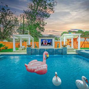 Luxury Retreat with HeatedPool Firepit and Outdoor Cinema