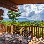 Big Bear Ridge Lodge - Breathtaking mountain views and private forest scenes in amazing large log cabin Gatlinburg