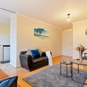 Kensington 3 bedroom flat close2subway