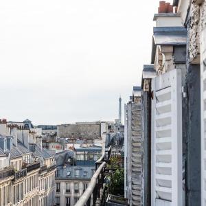 Small cocoon with a view of the Eiffel Tower