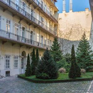 Luxurious Bajcsy Residence next to the Basilica