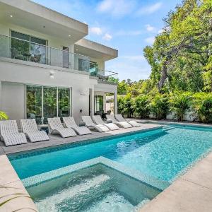 Tamiami Vice - Luxury Siesta Key Home with Heated Pool & Prime Location – Book Your Escape Today!