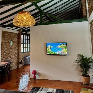 Casa familiar - Cerca a la Plaza - Amplio Jardín