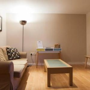 Bright & Stylish West End Apartment sleeps 2-4