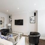 Designer 3 Bed Apartment with Balcony - 140 London 