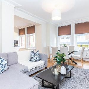 Modern Three Bedroom Apartment in Hammersmith