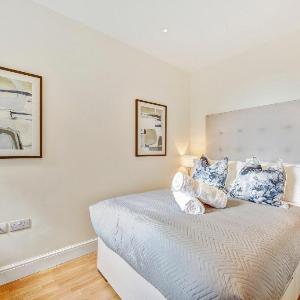 Immaculate 2 Bed Apt with Balcony in Hammersmith