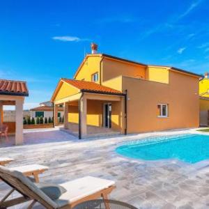 Stunning home in Topid w/ Outdoor swimming pool WiFi and 4 Bedrooms