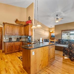 New! Black Bear Inn - Pet friendly - trailer parking - walk to lake - rustic