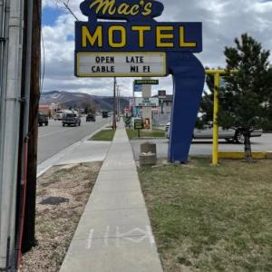 Mac’s Motel